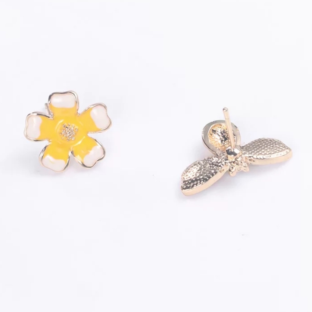 Bee and Flower Stud Earrings - Picture 4 of 6